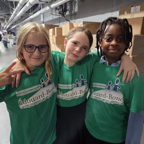 trois élèves à la Journée des Franco-Ontariens, lors d'un événement à la place TD