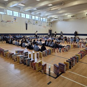 332 boîtes de céréales qui ont été recueillies au profit de la communauté de Terre-des-Jeunes